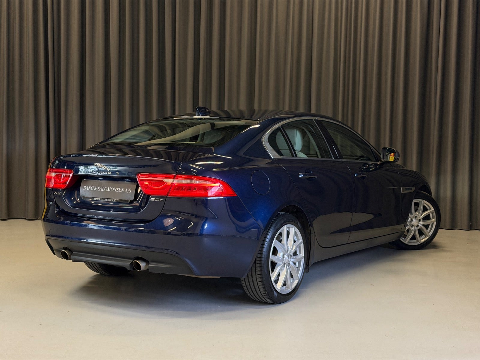 Blå Jaguar XE fra 2018