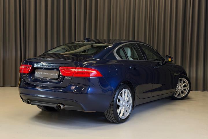 Blå Jaguar XE fra 2018