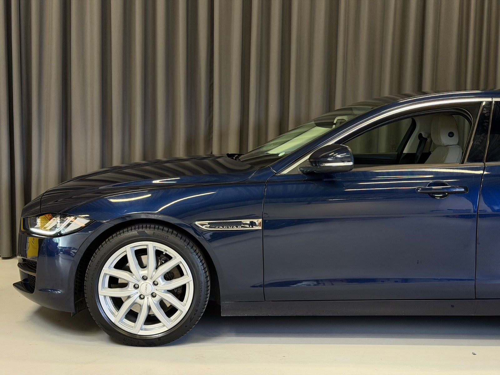 Blå Jaguar XE fra 2018