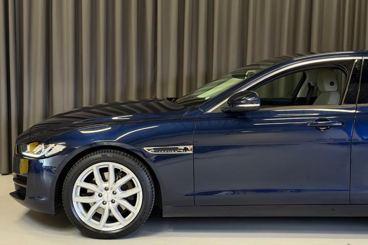 Blå Jaguar XE fra 2018