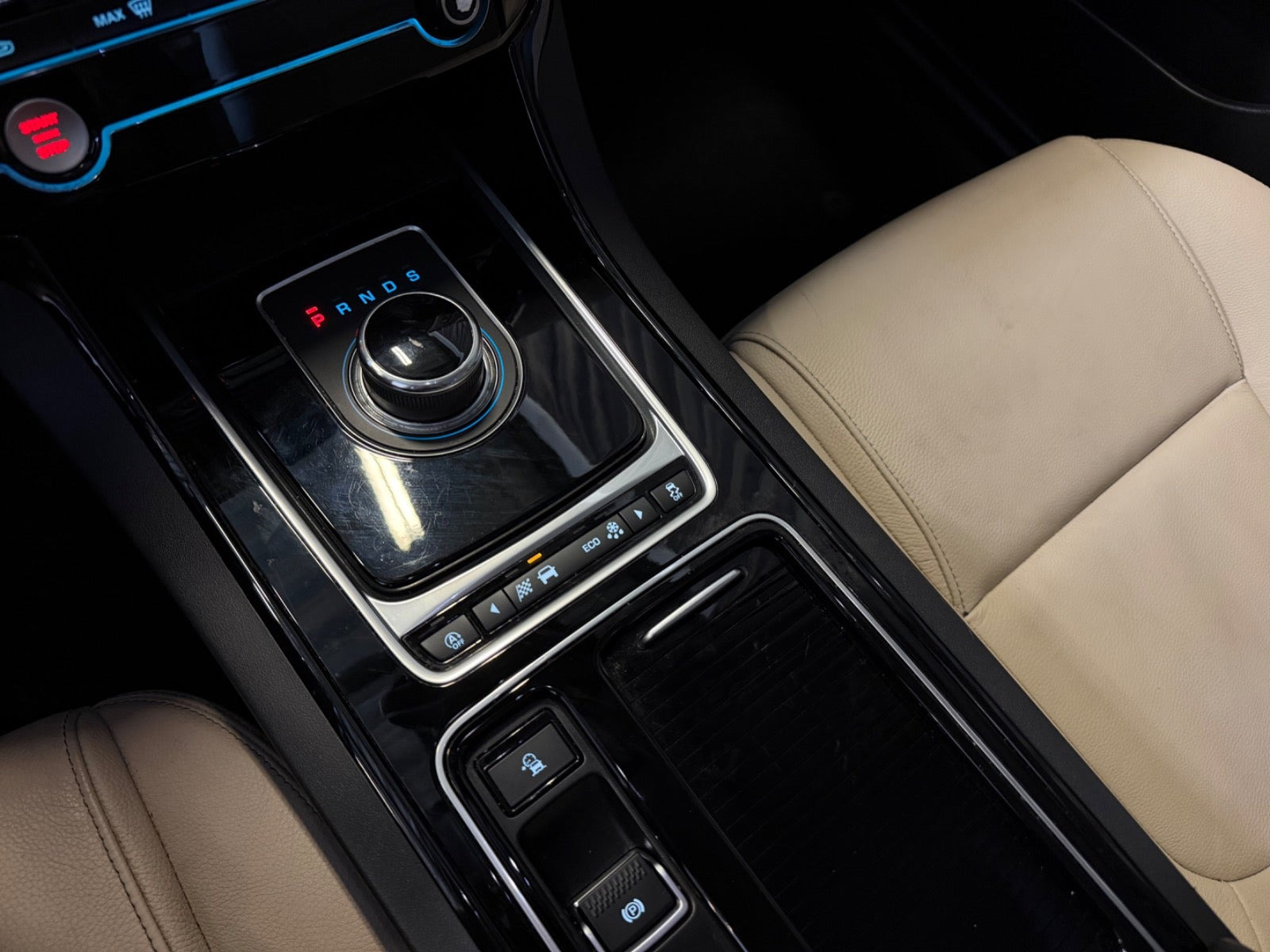 Blå Jaguar XE fra 2018