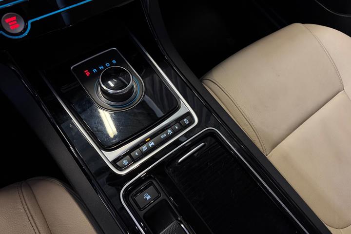 Blå Jaguar XE fra 2018