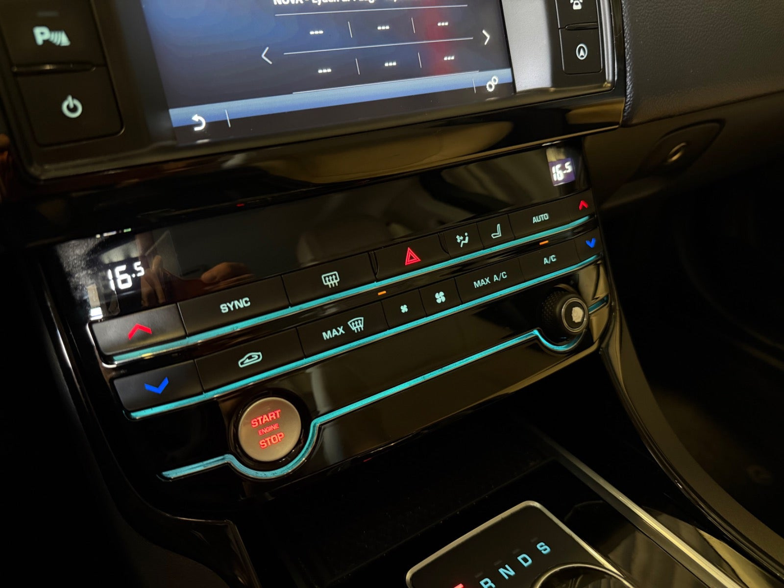Blå Jaguar XE fra 2018