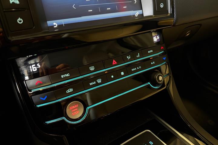Blå Jaguar XE fra 2018