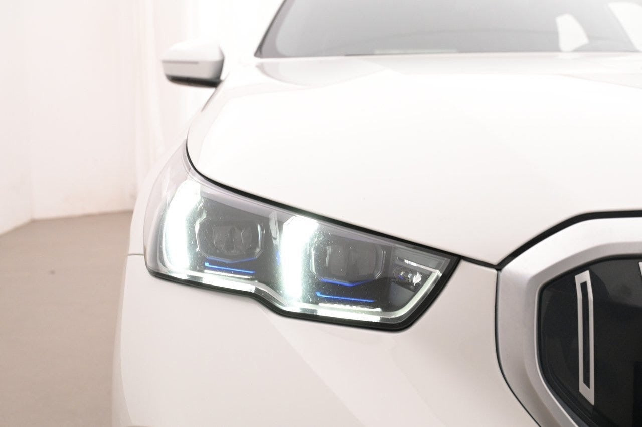 Hvid BMW i5 fra 2025