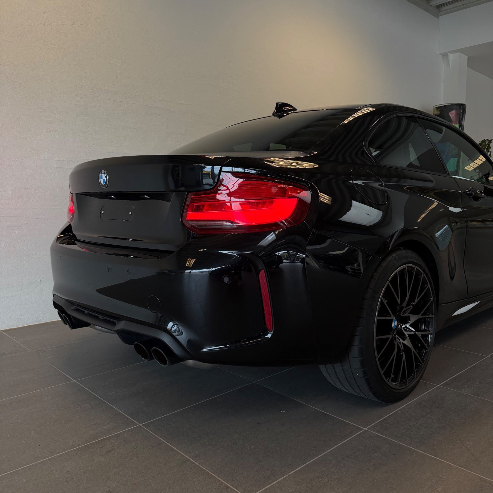 Sort BMW M2 fra 2018