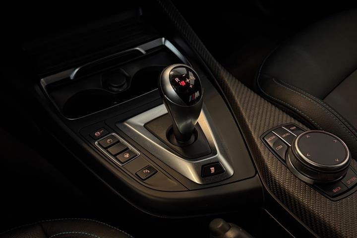 Sort BMW M2 fra 2018
