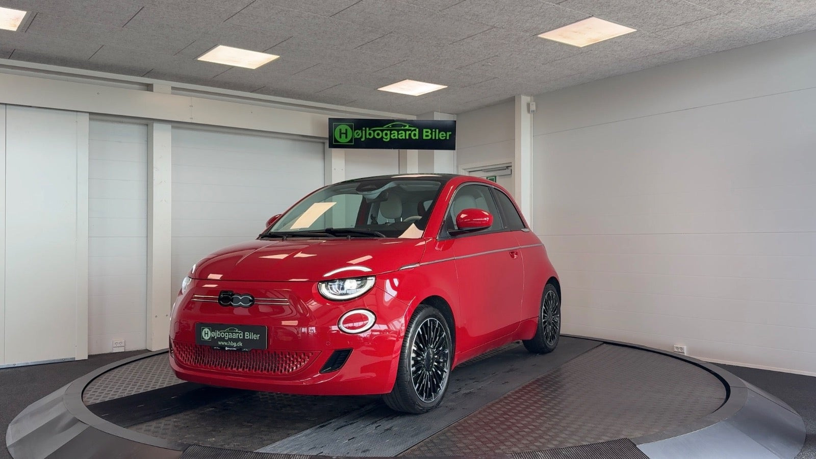 Rød Fiat 500e fra 2023