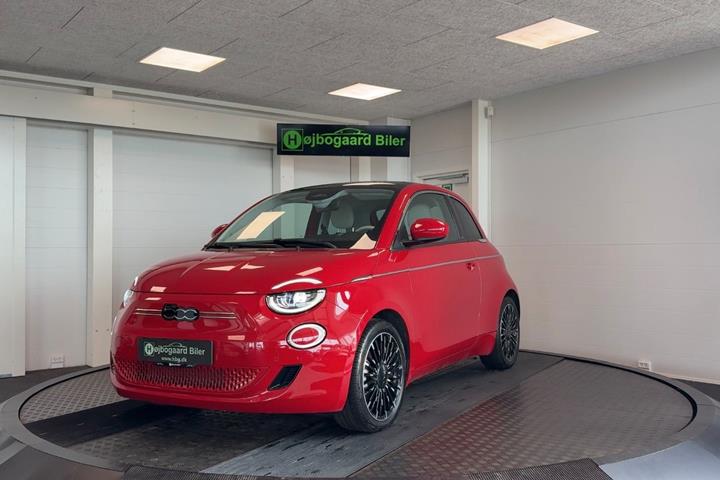 Rød Fiat 500e fra 2023