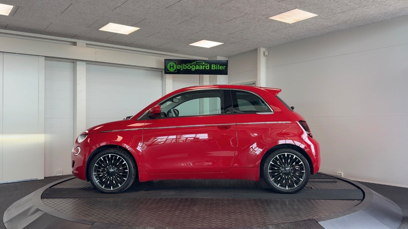 Rød Fiat 500e fra 2023
