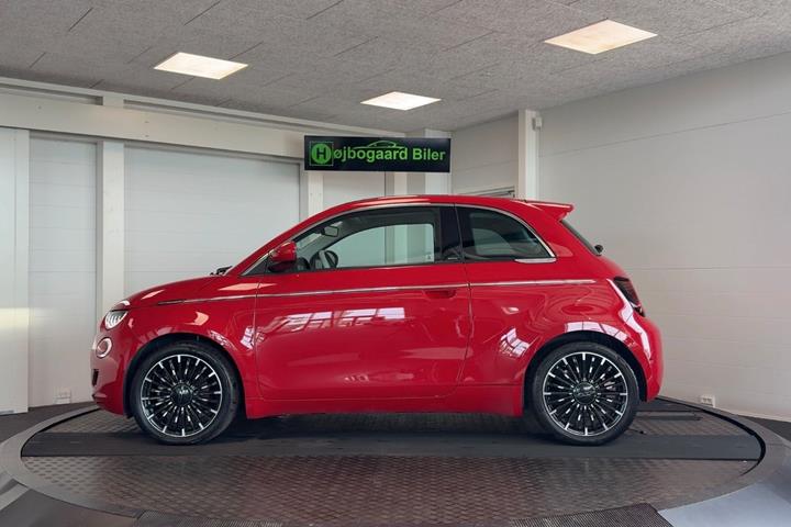 Rød Fiat 500e fra 2023
