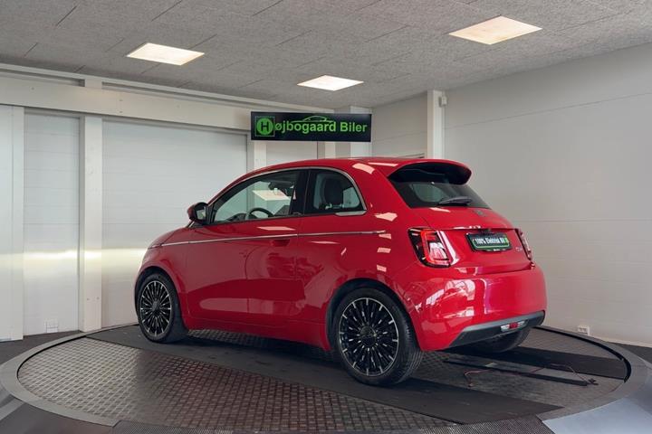 Rød Fiat 500e fra 2023