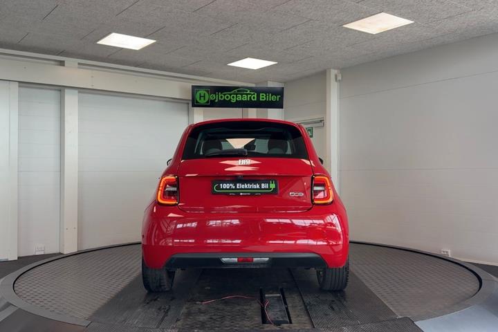 Rød Fiat 500e fra 2023