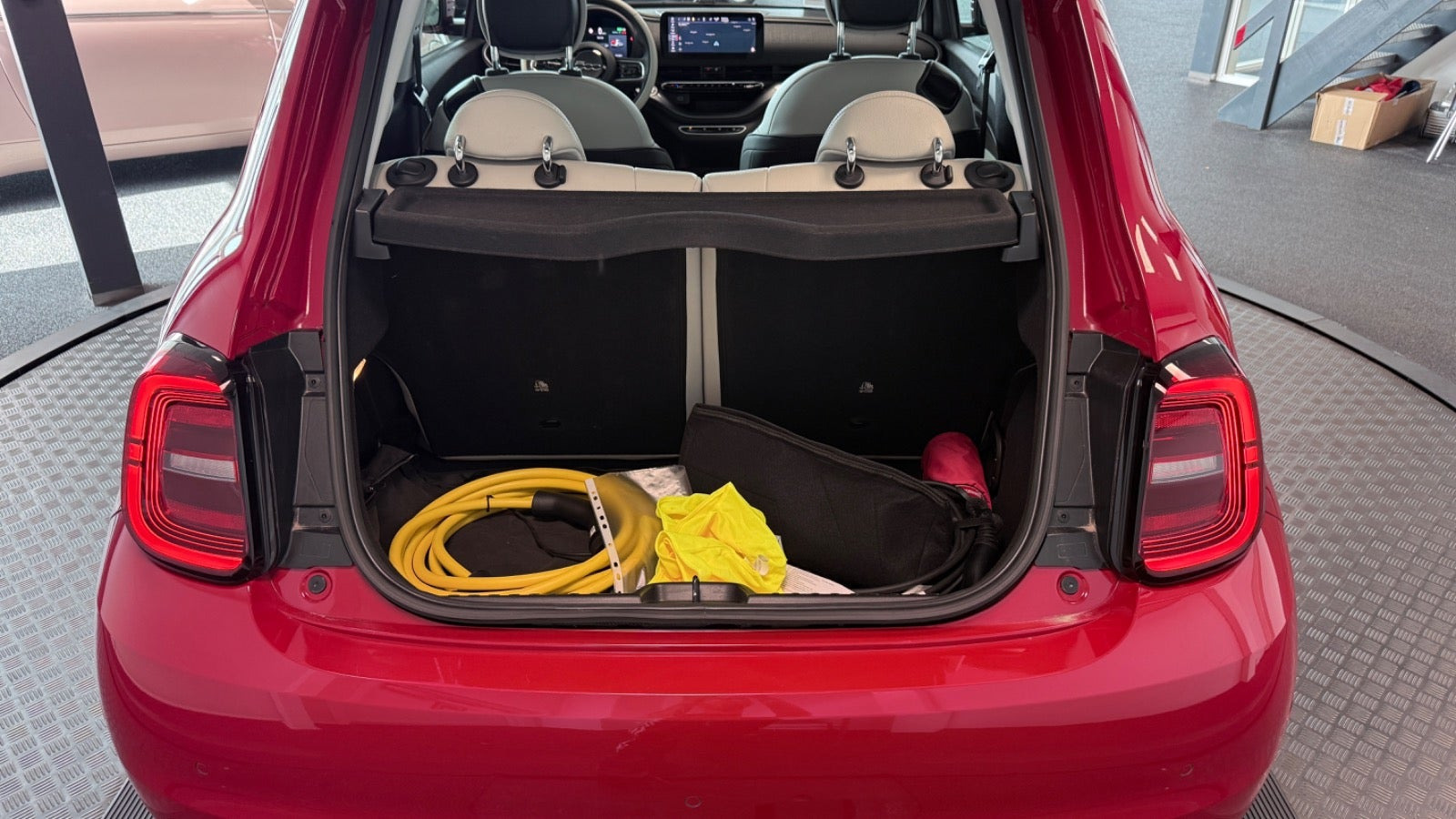 Rød Fiat 500e fra 2023