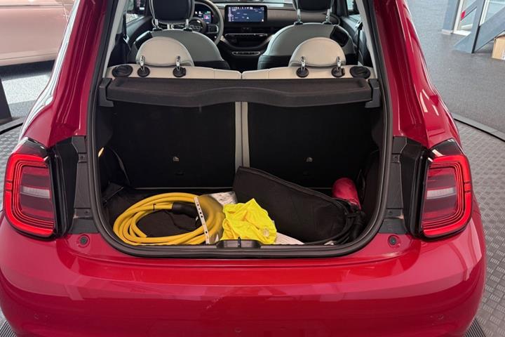 Rød Fiat 500e fra 2023