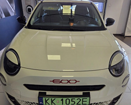 Hvid Fiat 600e fra 2024