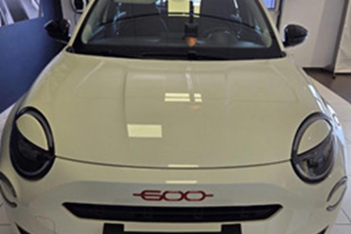 Hvid Fiat 600e fra 2024