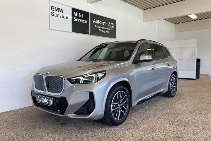 Sølv BMW iX1 fra 2025