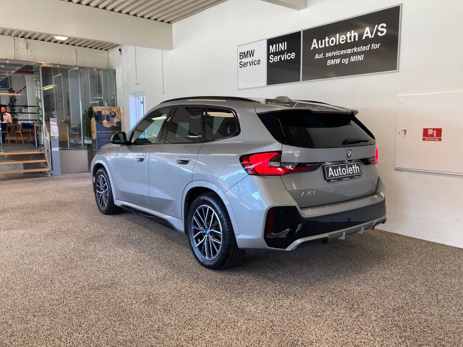 Sølv BMW iX1 fra 2025
