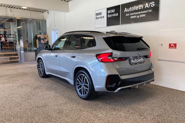 Sølv BMW iX1 fra 2025