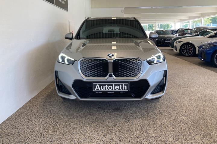 Sølv BMW iX1 fra 2025