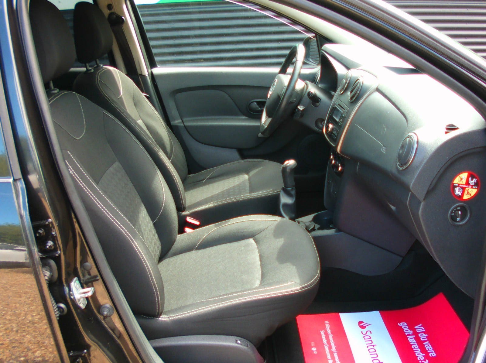 Sort Dacia Logan fra 2015