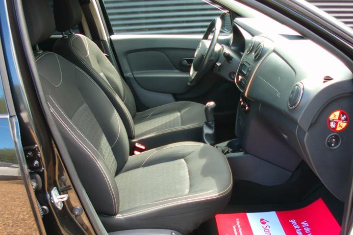 Sort Dacia Logan fra 2015
