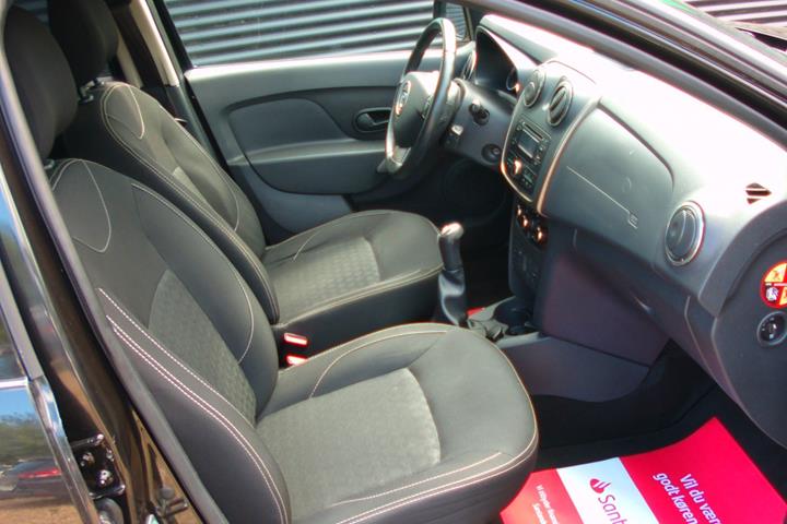 Sort Dacia Logan fra 2015