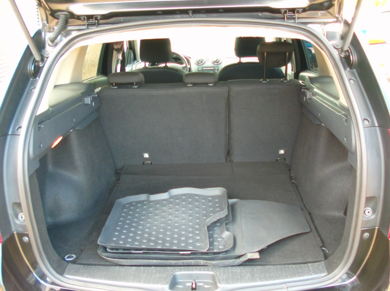Sort Dacia Logan fra 2015
