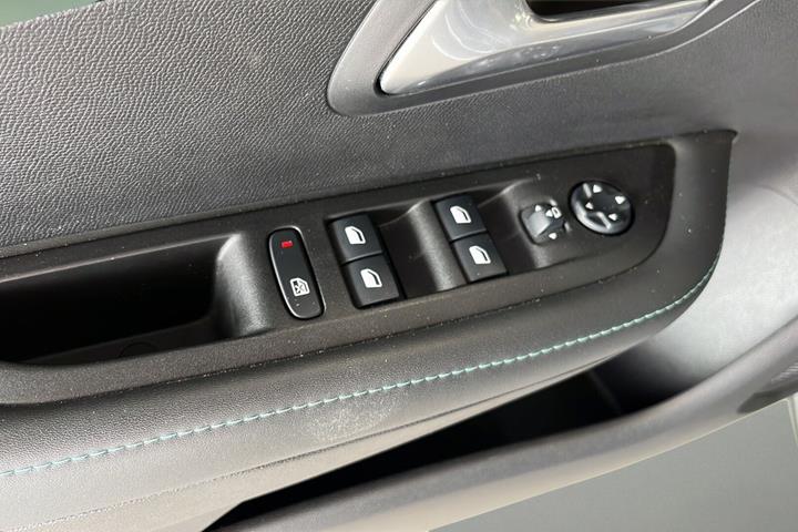 Sort Peugeot 208 fra 2020