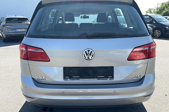 Grå VW Golf Sportsvan fra 2014
