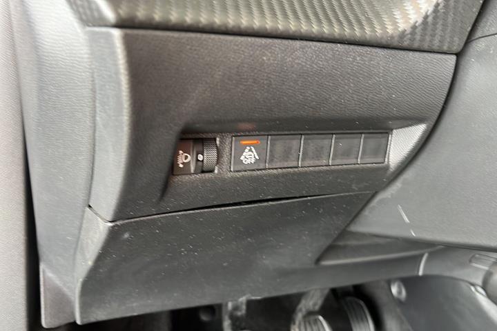 Sølv Peugeot 2008 fra 2022