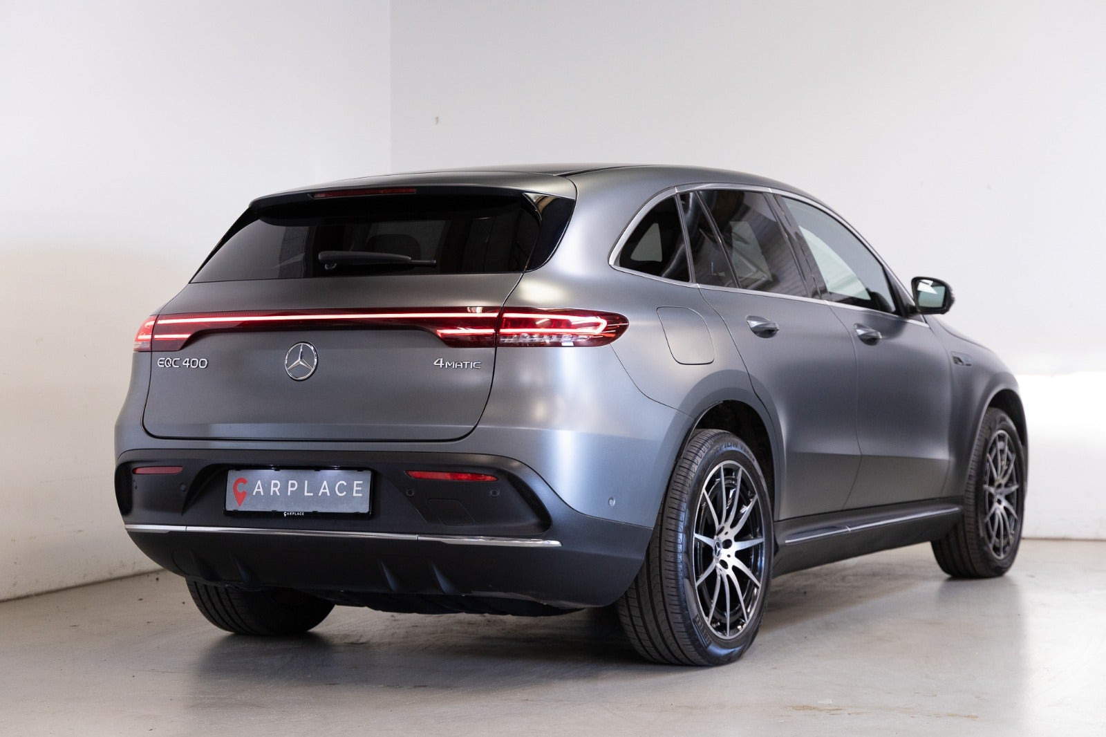 Grå Mercedes EQC400 fra 2022