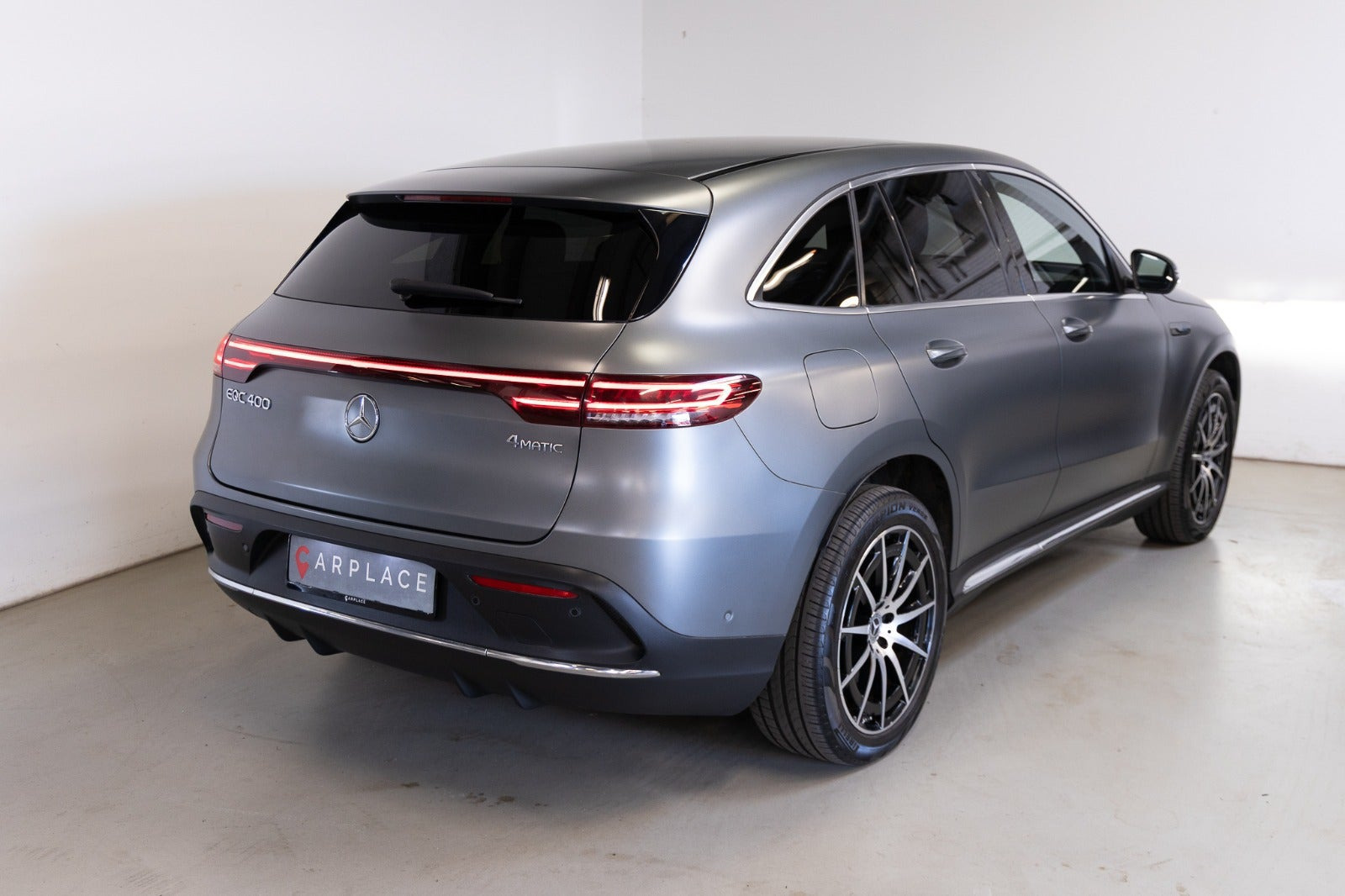 Grå Mercedes EQC400 fra 2022