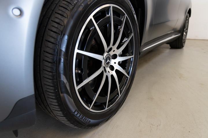 Grå Mercedes EQC400 fra 2022
