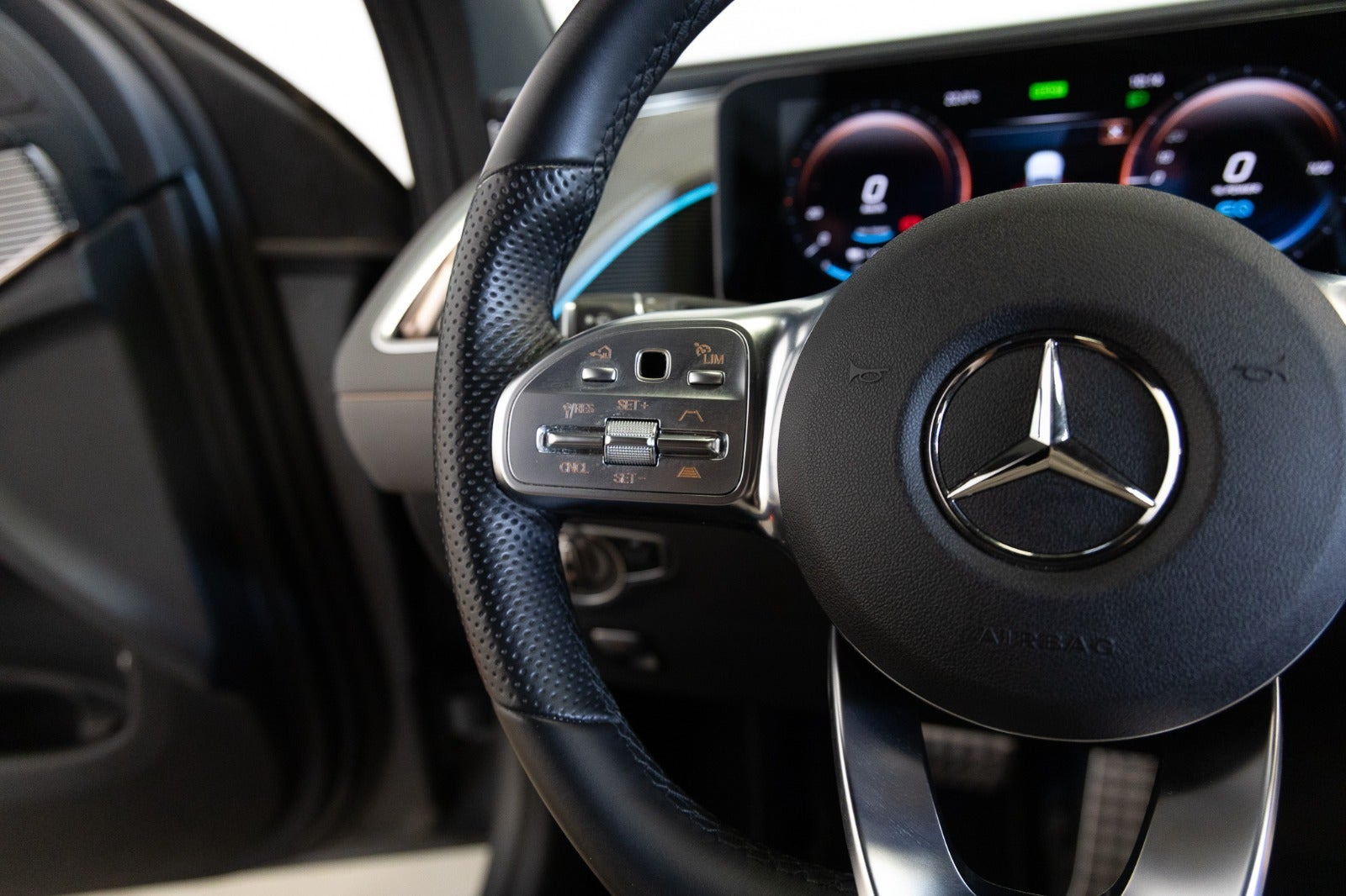 Grå Mercedes EQC400 fra 2022