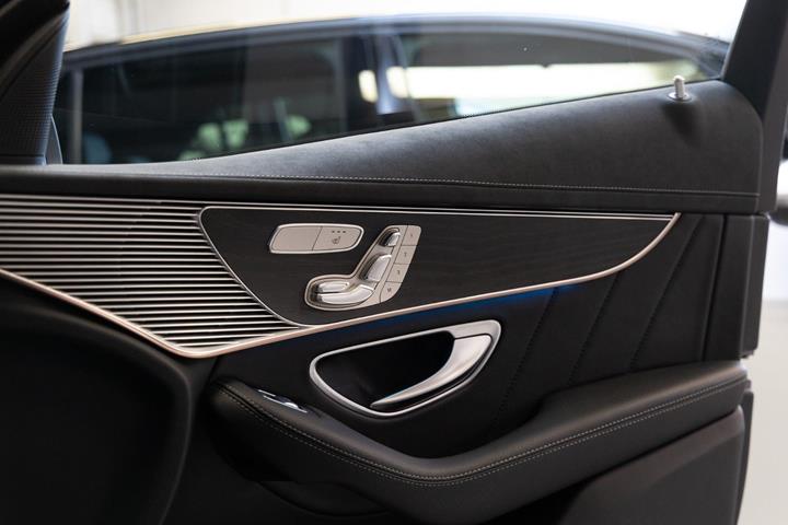 Grå Mercedes EQC400 fra 2022