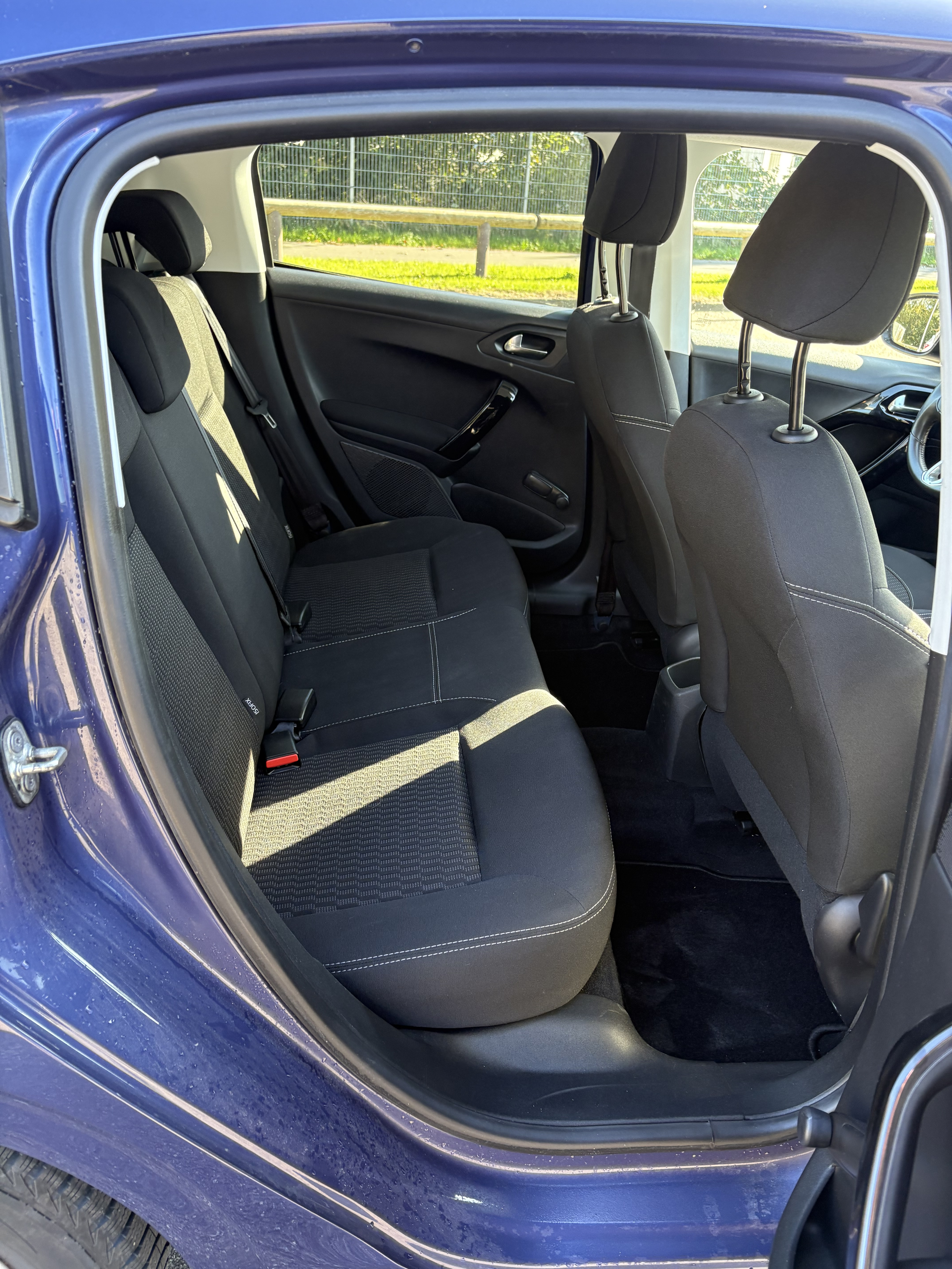Blå Peugeot 208 fra 2017