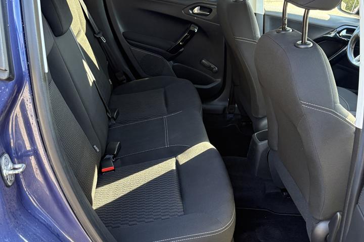Blå Peugeot 208 fra 2017