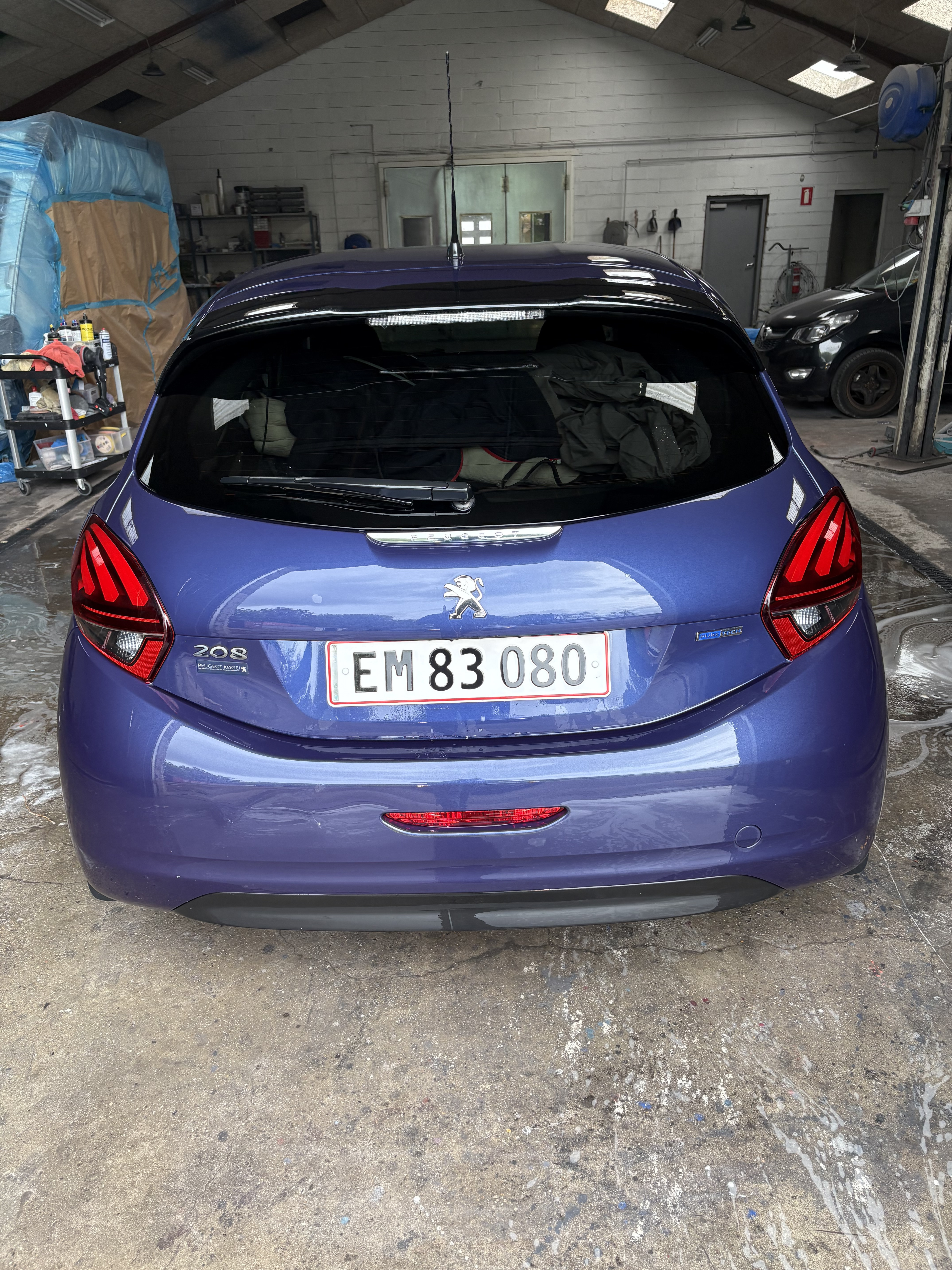Blå Peugeot 208 fra 2017