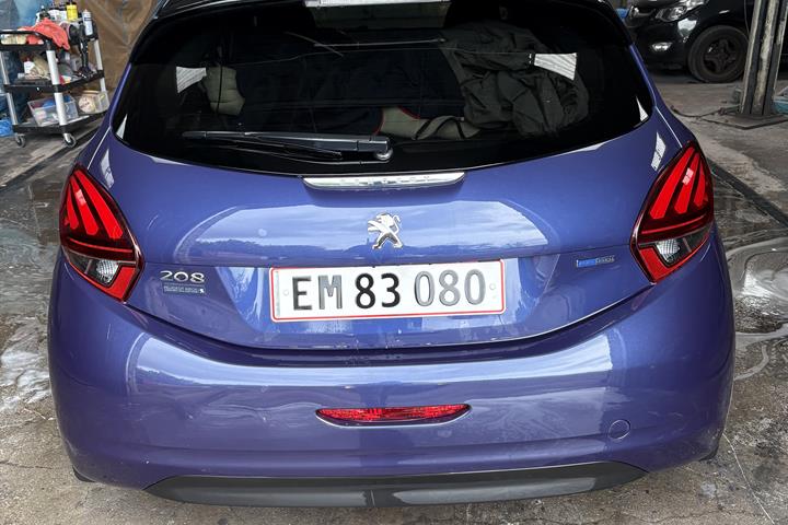 Blå Peugeot 208 fra 2017
