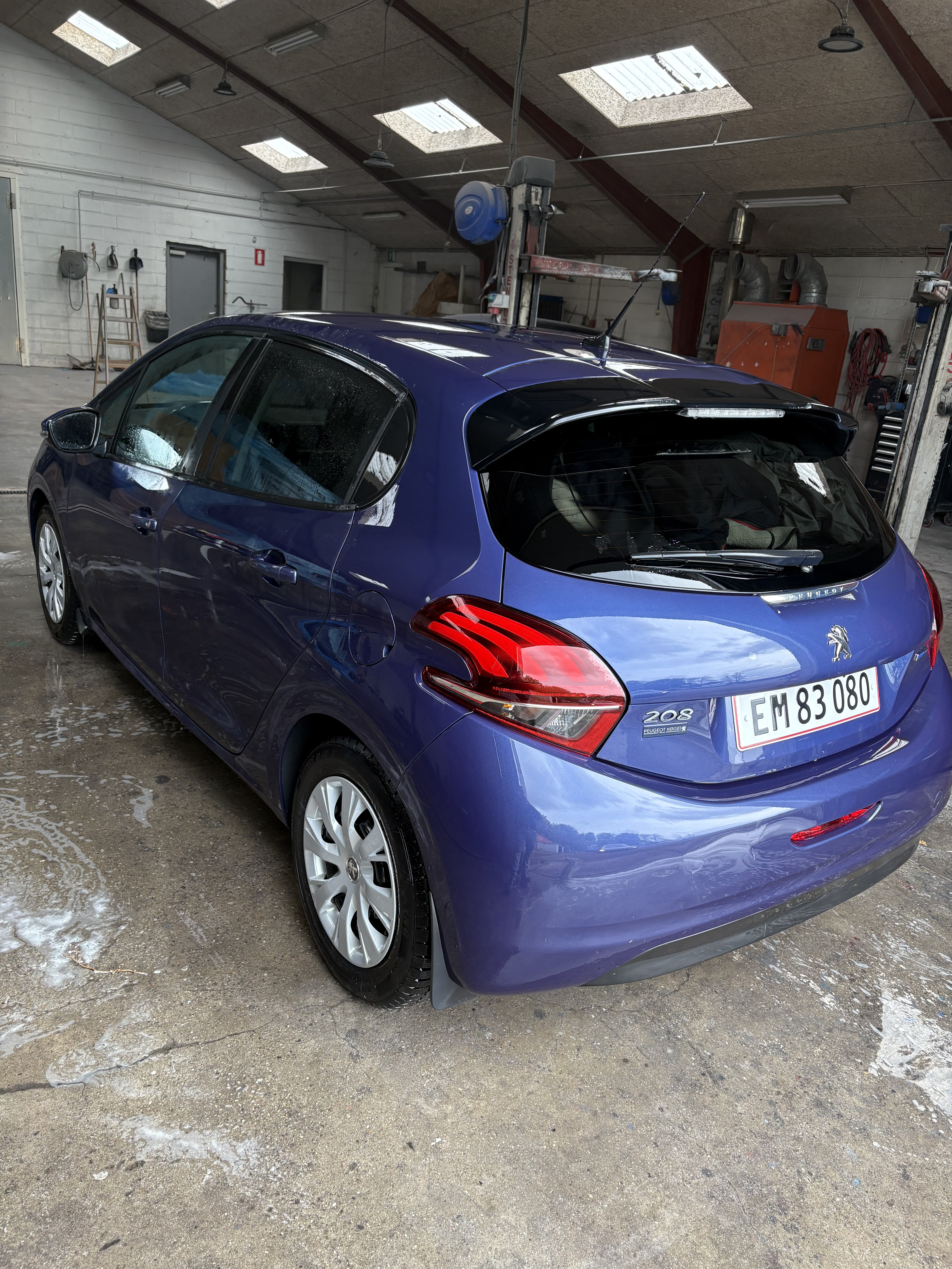 Blå Peugeot 208 fra 2017