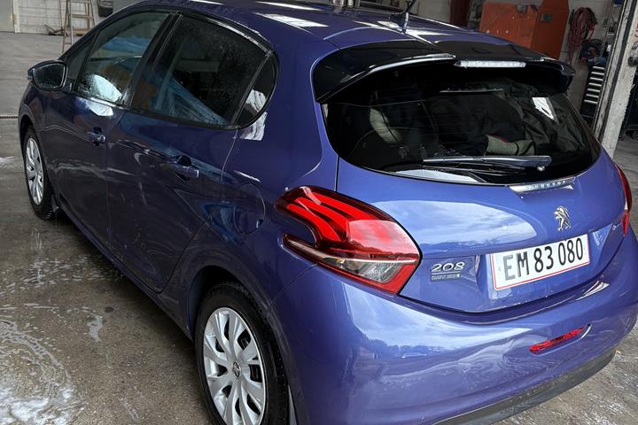 Blå Peugeot 208 fra 2017