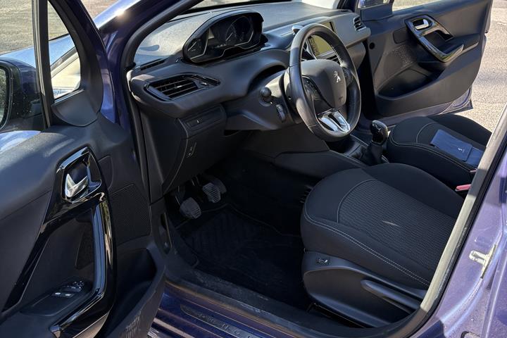 Blå Peugeot 208 fra 2017