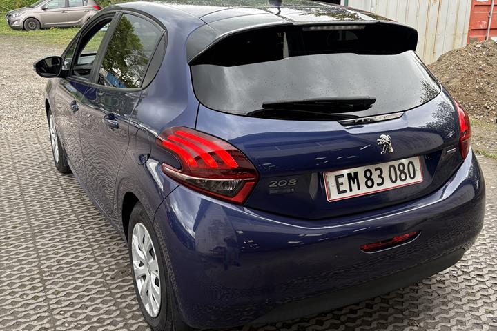 Blå Peugeot 208 fra 2017