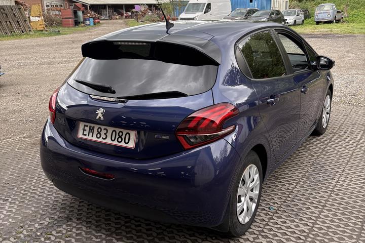 Blå Peugeot 208 fra 2017