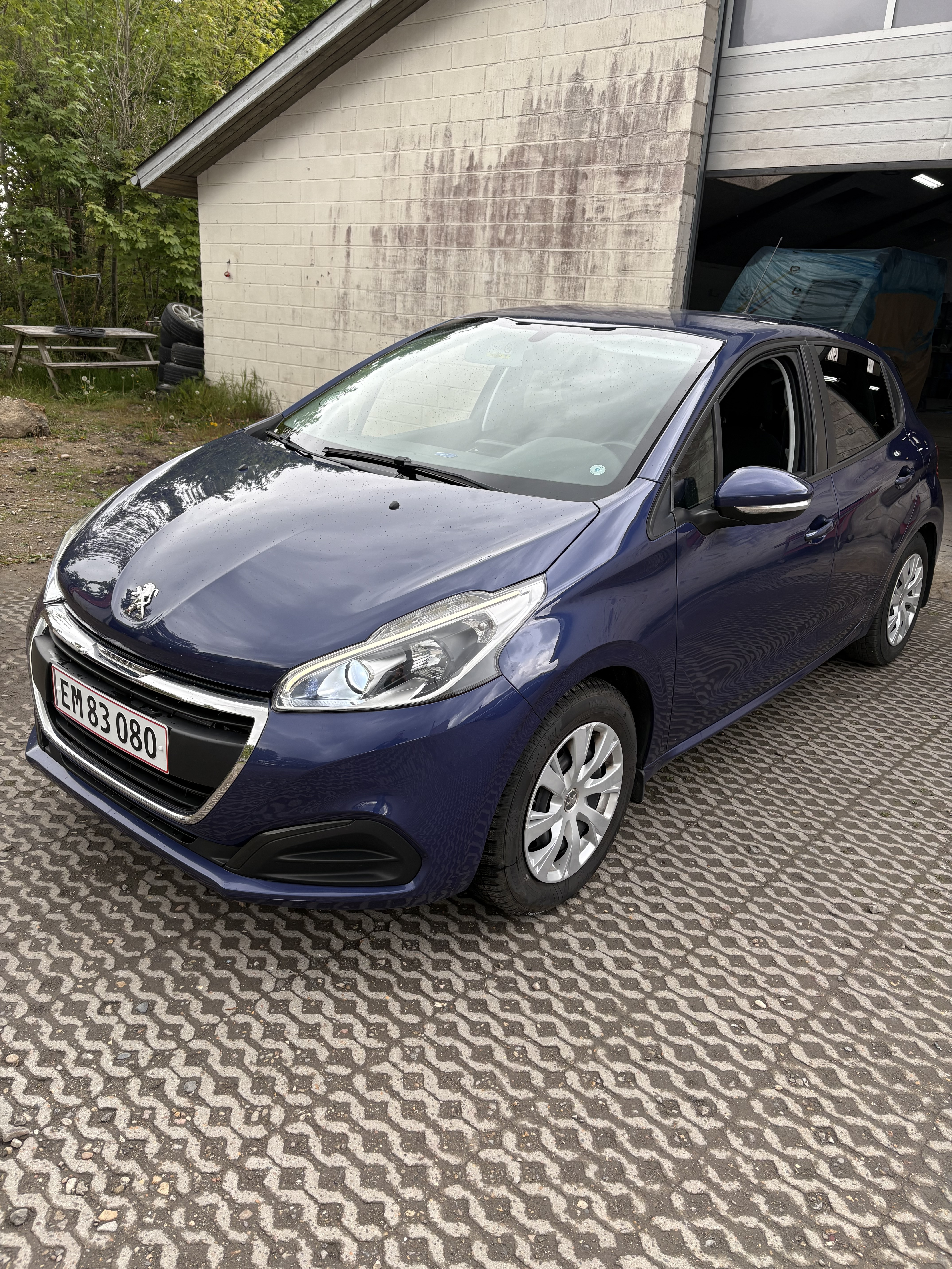 Blå Peugeot 208 fra 2017