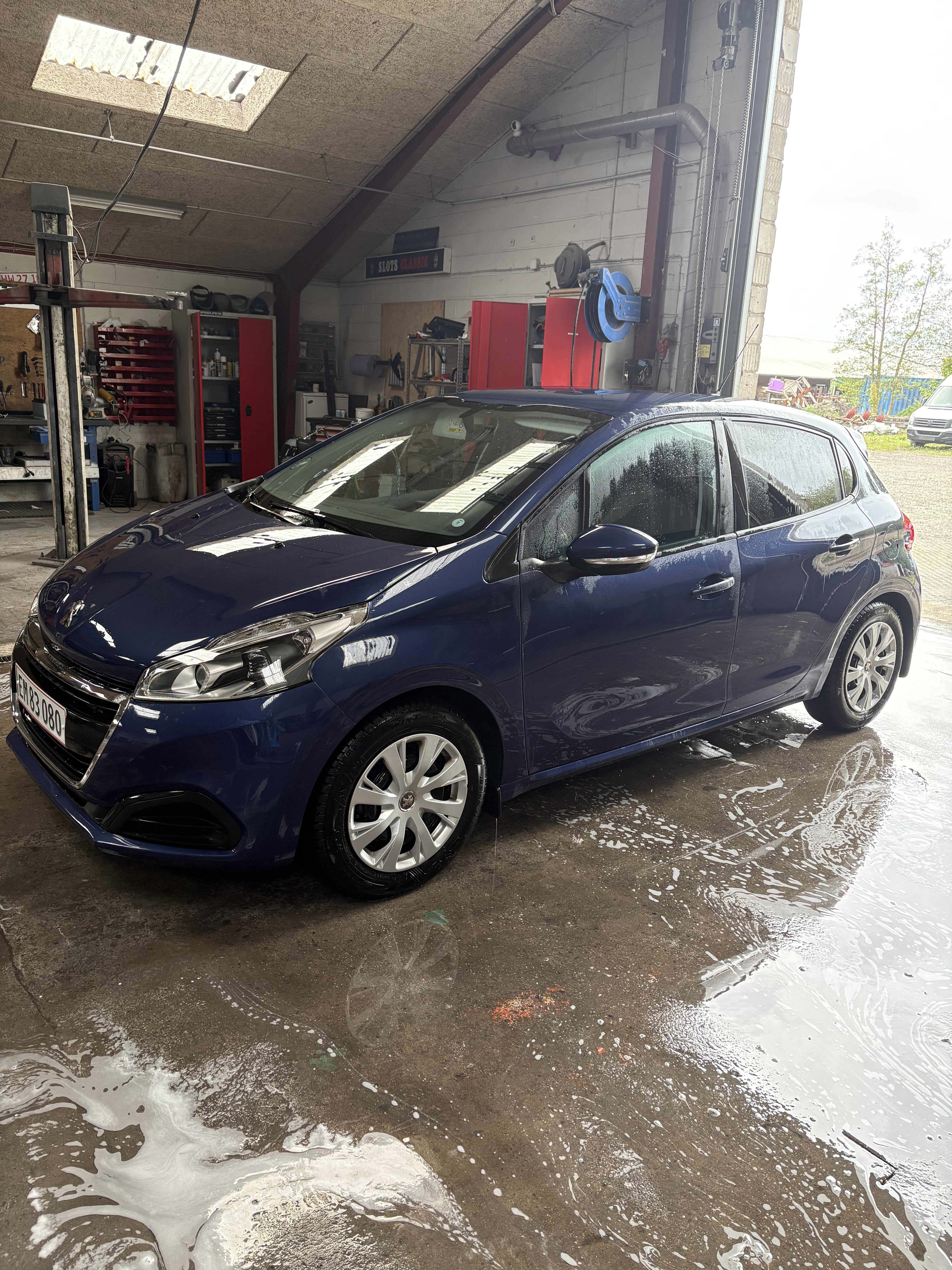 Blå Peugeot 208 fra 2017