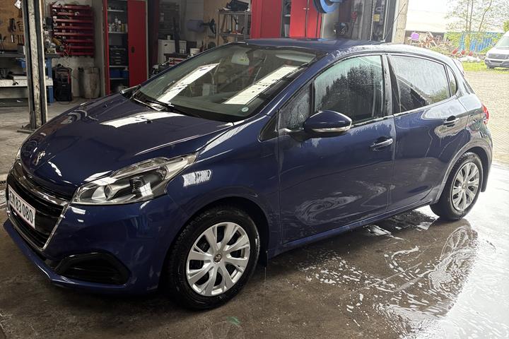 Blå Peugeot 208 fra 2017