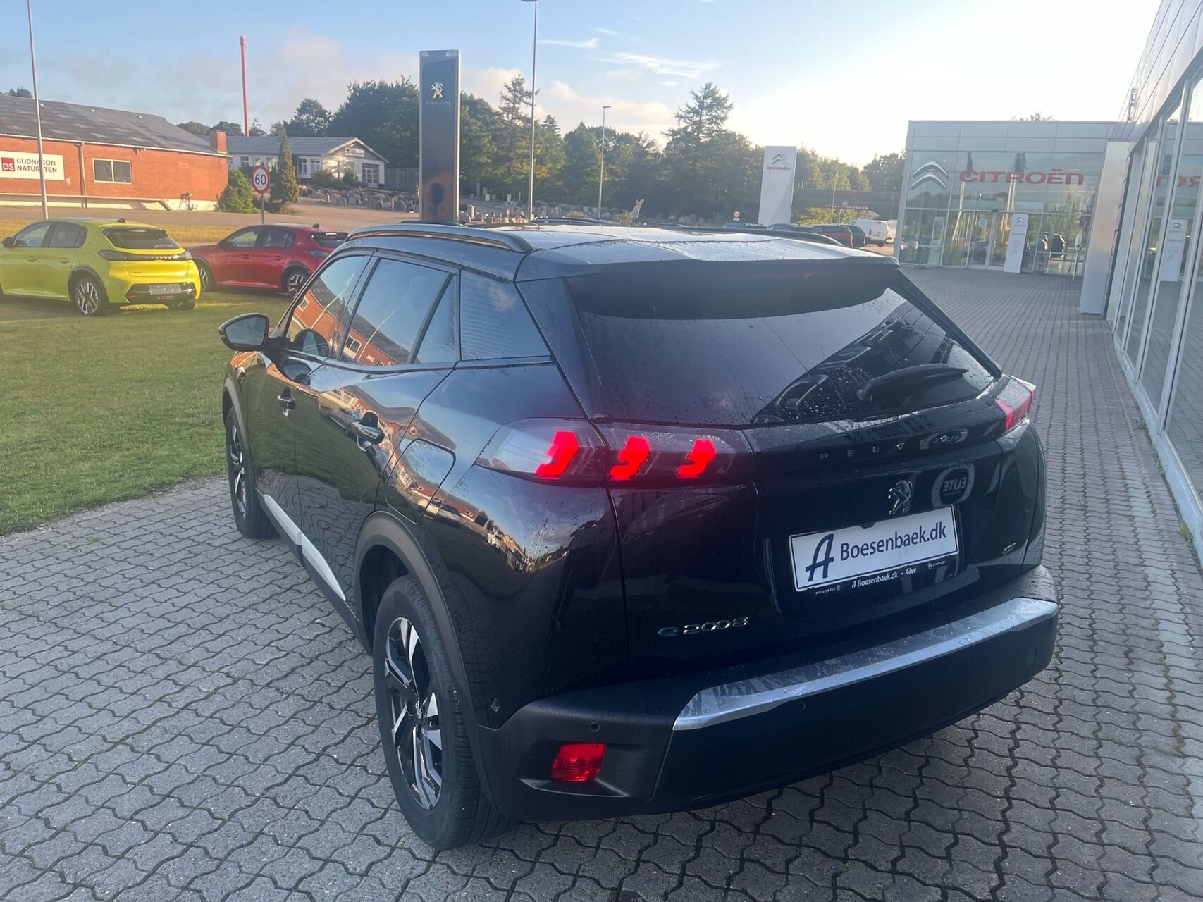 Sort Peugeot e-2008 fra 2022